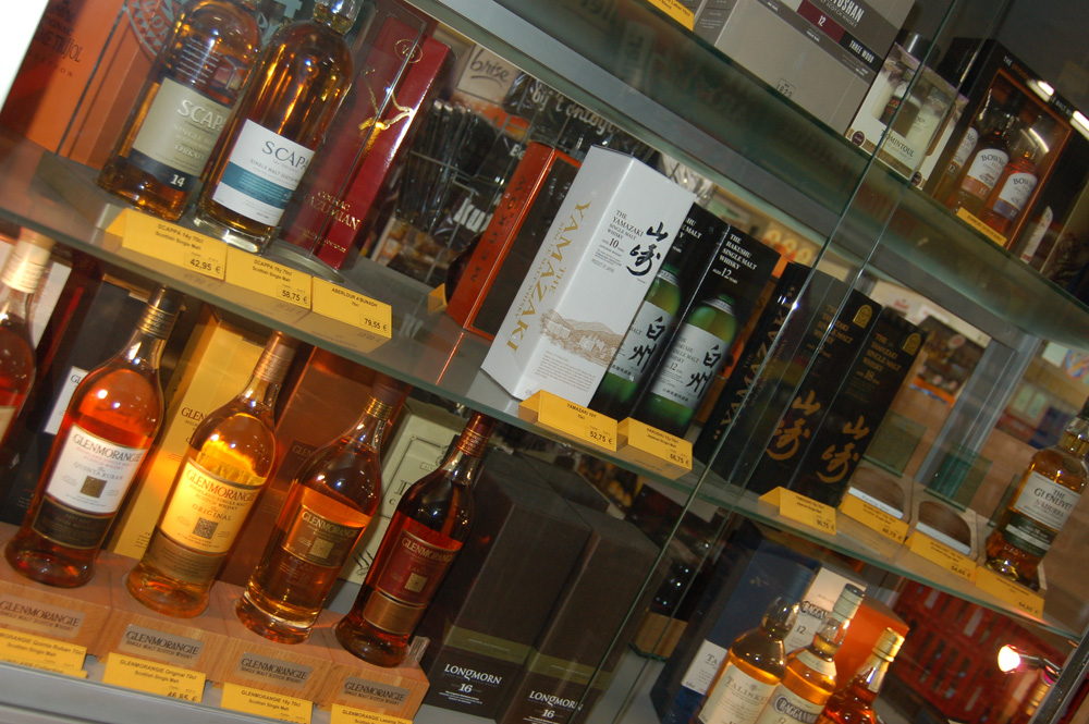 Sterke dranken en likeuren in de winkel